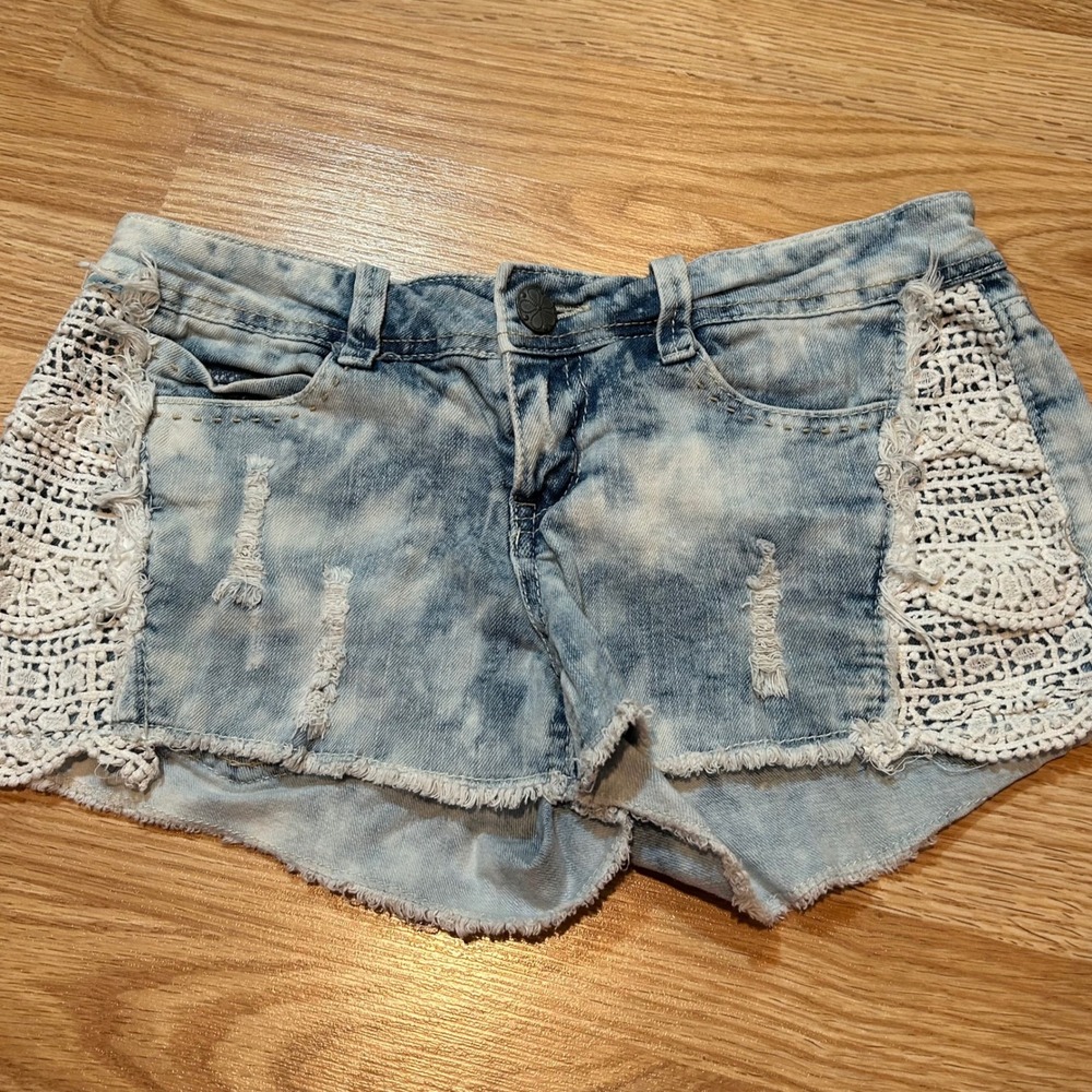 Hippie Laundry Acid Wash Crochet Lace Distressed Denim Shorts Blue‎ Size 7